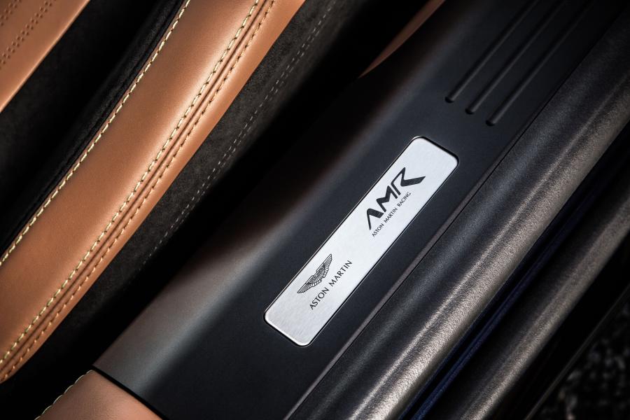 Детали интерьера Aston Martin DB11 AMR 2018 года  (WW) (фото 7 из 43)